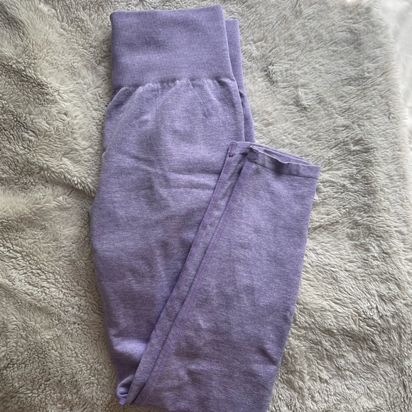 NVGTN - Scrunch Seamless Leggings in lilac purple - Picture 4 of 5